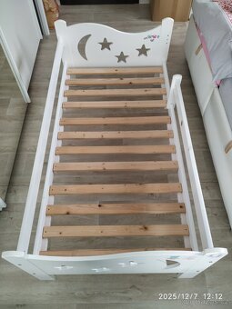 Bílá dětská postel se zábranou a roštem - 2