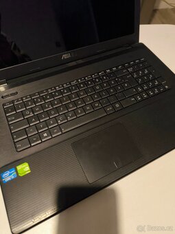 8. Asus F75V na dily - 2
