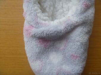 šedé plyšové bačkory se srdíčky vel. 30 - 2