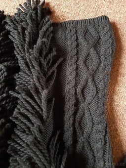 ČERNÝ VLNĚNÝ SVETR - 2