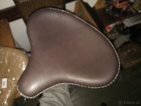 Prodám na Harley Davidson solo seat, hnědá, světlá ků - 2