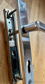 Bezpečnostní kování s krytem vložky R1 - Madlo hranaté - 2