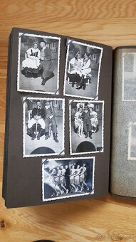 Kožené album rozměru 20 x 27 cm v původním stavu, - 2