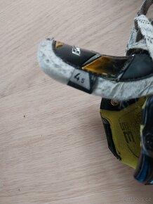 Prodáme brankářské brusle Bauer Supreme 3S vel.4,5 D EUR 38 - 2