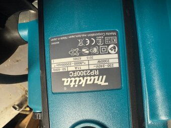 Vrchní frézka s regulací Makita RP2303FC01 2100W - 2