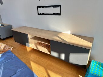 Skříňka pod televizi na zeď – jako nová - 2