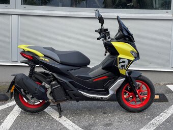 Aprilia SR-GT 125 jen 600 km - 2