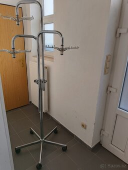 Stojan na koleckach - 2