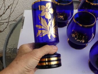 Zlacené modré sklo - číše a váza - sedm kusů - 2