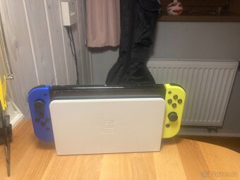 Nintendo switch OLED + hry a joy sticky na víc - 2