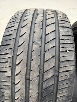 245/35R19 - 2