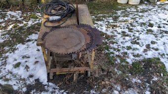 Prodám velkou cirkulárku s kolébkou. - 2