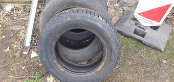 Prodám 2x zimní pneu 205/65 r15c 102/100t - 2