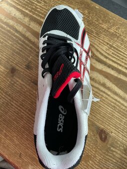 atletické tretry Asics 42 1/2 nové s hrotama - 2