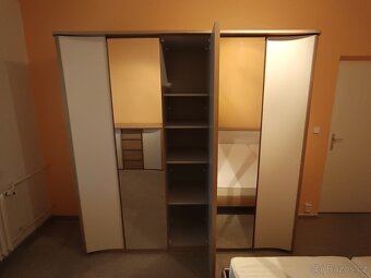 Šatní skříň šířka 225cm s osvětlením a zrcadlem - 2