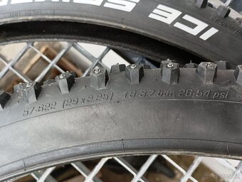 Zimní plášťe Schwalbe s hroty - 2