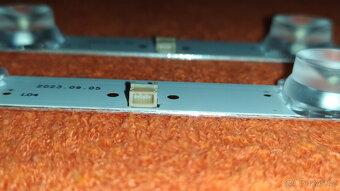 LED podsvit backlight Hisense JL.D425C1330-003AS-M_V03 - 2