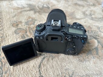 Canon EOS 90D s objektivem 18-135 - 2