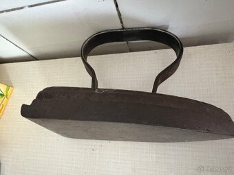 stara tezka retro žehlička - 2