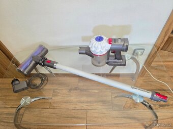 Dyson V7 Cord Free + nabíječka - 2
