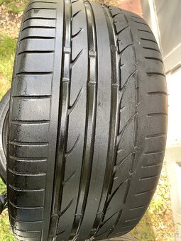 Letni dve pneu Brigestone 245/35 R18 runflat
 - 2
