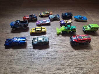 Autíčka HOT WHEELS - 2