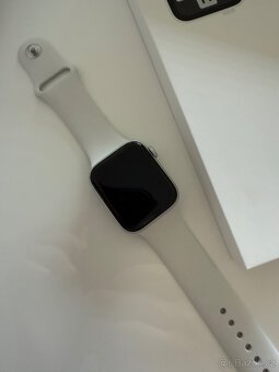 Apple Watch SE (2022), 44 mm - stříbrné - 2