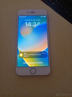 iPhone 8 .64g funkční v zadu prasklina kryt to spravi - 2