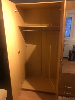 Šatní skříň + kolečková židle - 2