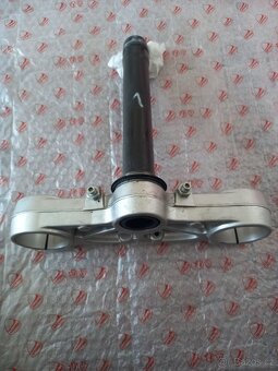 Uchyceni předních tlumičů - 2