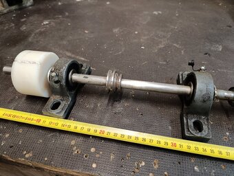 Hřídel s ložisky a silonem. - 2