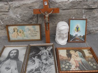 Kříž a svaté obrázky a soška. - 2