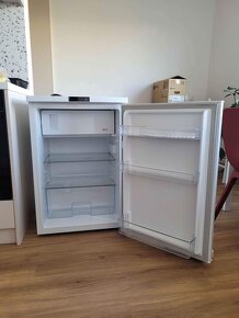 Jednodveřová chladnička s mrazákem - 2