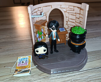 Harry Potter - Učebna míchání lektvarů s figurkou Harryho - 2
