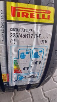 Prodám 2 x pneu Pirelli 224/45/17 Runflat - 2