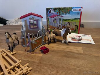 Schleich stáj a tři koníci - 2