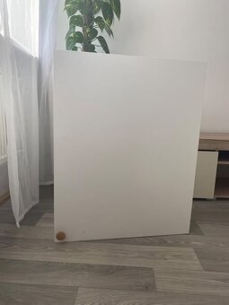 Bílá skříňka s poličkou – 75 × 60 × 31 cm - 2