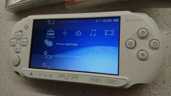 PSP + 4 hry + příslušenství - 2