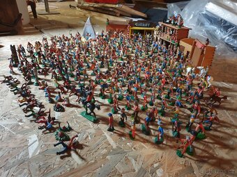 INDIÁNI A KOVBOJOVÉ Z NDR  330ks - 2