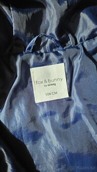 Puntíkovaná jarní bunda s kapucou - vel. 104 - 2