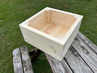 Masivní dřevěný truhlík - 2