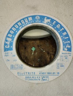 Brusné kotouče 250x76x20. - 2