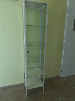 Uzamykatelná prosklená vitrína - 2