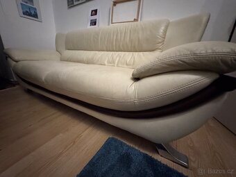 Kovová postel, kožená sedací souprava, skříňky IKEA - 2