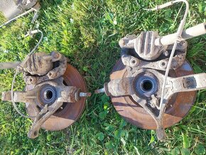 Citroenc4 16i16v80kw náboj kola předek L/ P - 2