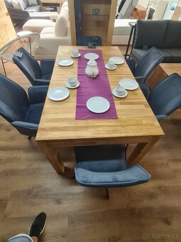 Jídelní stůl z masivu - 2