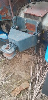 Prodám pěknou konzoli závěsu zetor + závěs. - 2