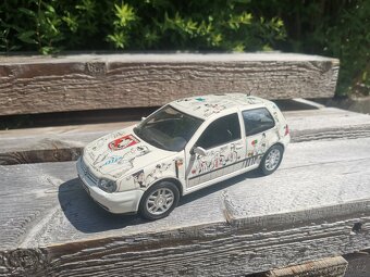 Volkswagen Golf IV 1:18 REVELL - 2