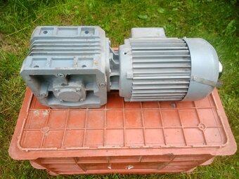 El.motor s převodovkou - 2