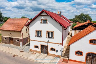 Apartmánový dům s lisovnou, vinným sklepem, venkovní pergolo - 2